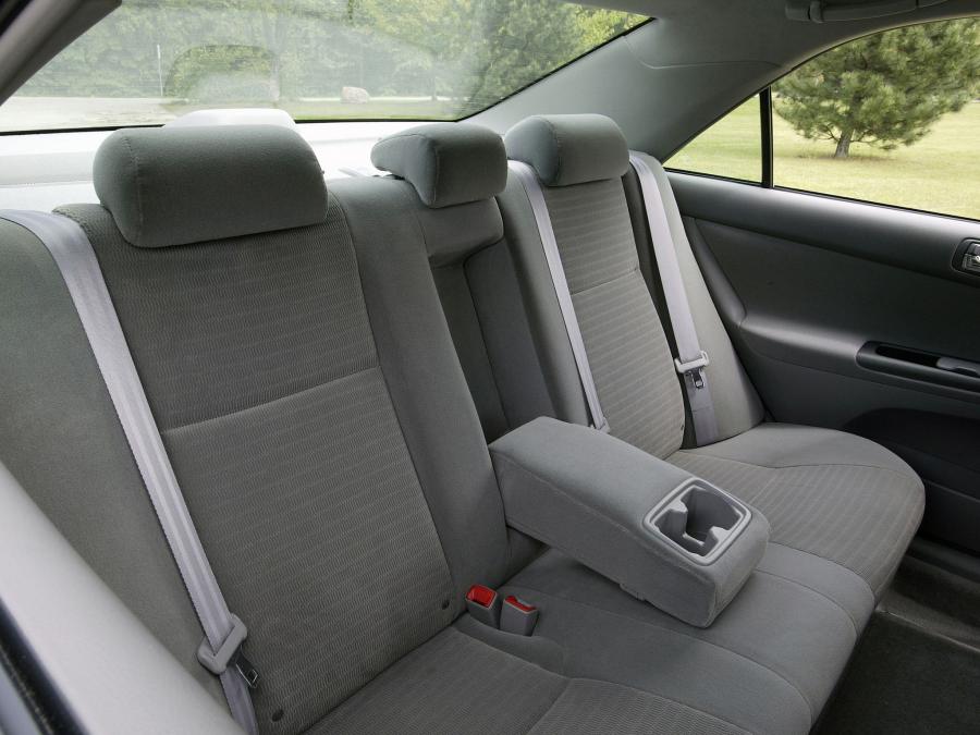  Toyota Camry LE 2004 года  (US) (фото 7 из 10)